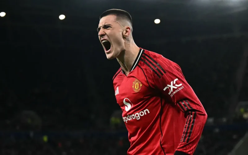 وكيل بنجامين سيسكو يرفض لقب البديل الخارق المنسوب لمهاجم مانشستر يونايتد